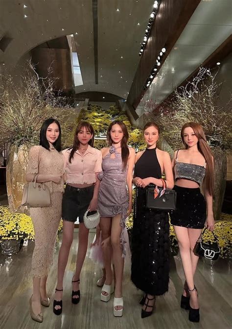 Hội chị em hot girl của Linh Rin Toàn lấy chồng đại gia riêng con