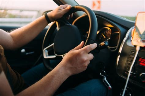 Homem Est Dirigindo As M Os Do Carro No Volante Foto Premium