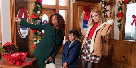 5 New Holiday Movies to Stream on Netflix, Prime Video and More | ELLE ...