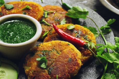 Falahari Aloo Tikki Recipe हरी चटनी संग आलू टिक्की नवरात्रि व्रत में भी बनेगा स्वाद News18 हिंदी