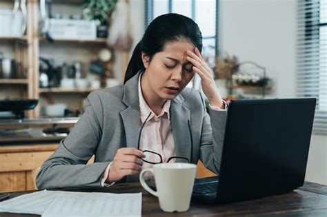 Una Mujer De Negocios Asi Tica Cansada Que Se Siente Mareada Por El