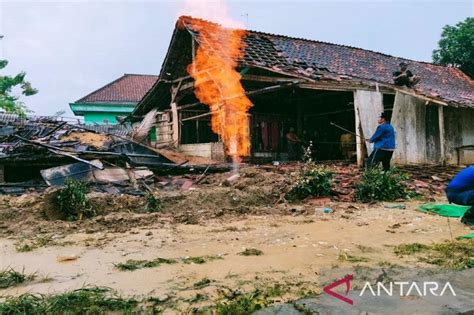 Semburan Gas Api Sumur Bor Lukai 1 Orang Dan Bakar Rumah Warga Di