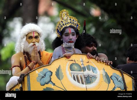 Dhaka Bangladesh 05 Septiembre 2015 Niño Vestido De Bangladesh Como El Dios Hindú Krishna El