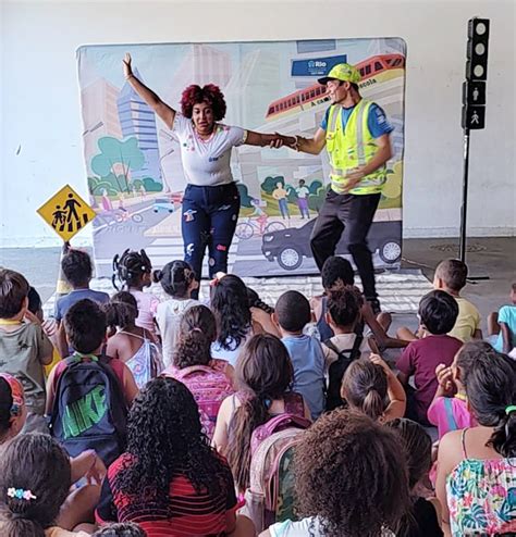 Pe A Teatral Sobre Tr Nsito Ensina E Diverte Estudantes Que Participam