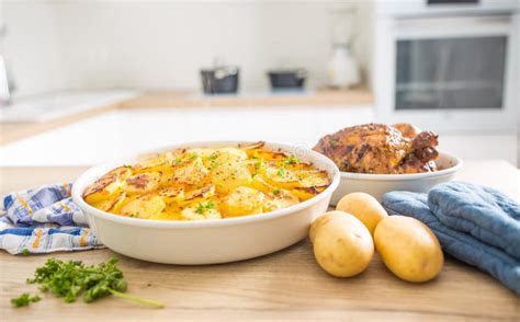 A Refeição Tradicional Roasted Batatas E a Galinha Inteira Na Mesa De