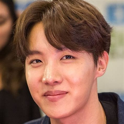 Biografía de J Hope BTS Edad estatura pack novia peso familia