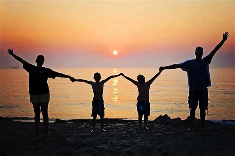 Familie Sonnenuntergang Strand Glück Sommer glücklich dom