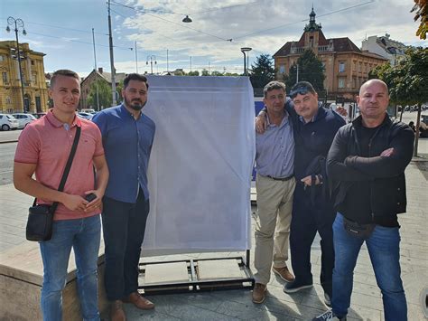 Dr Vuku I Sramotan Plakat Koji Se Izruguje Demokr Anskim