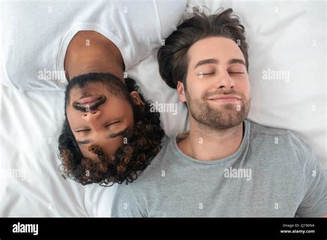 Deux Hommes Gay Au Lit Banque De Photographies Et Dimages Haute R Solution Alamy