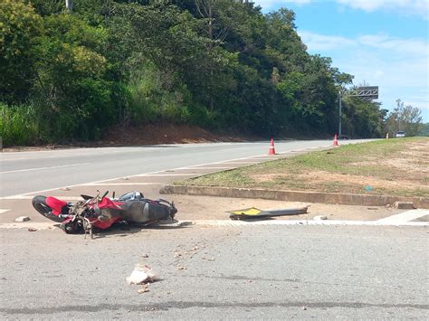 Homem morre após cair de moto na BR 262 em Pará de Minas Policial