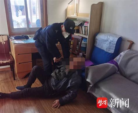 八旬老人家中摔倒起不来，老伴出门求助巧遇出警民警奶奶小区椅子