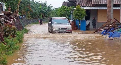 Desa Di Kudus Terendam Banjir Akibat Tanggul Jebol