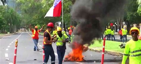 Policía lanza gases para frenar multitudinaria protesta contra el