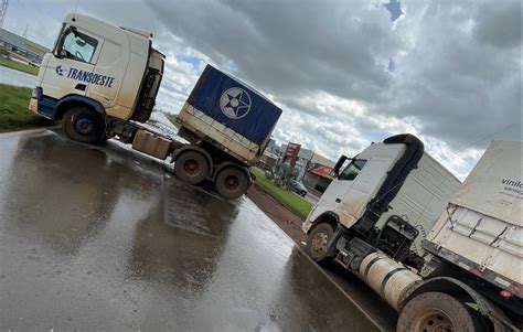 Carreta desliza na pista e atinge outra na BR 163 em Nova Mutum Só