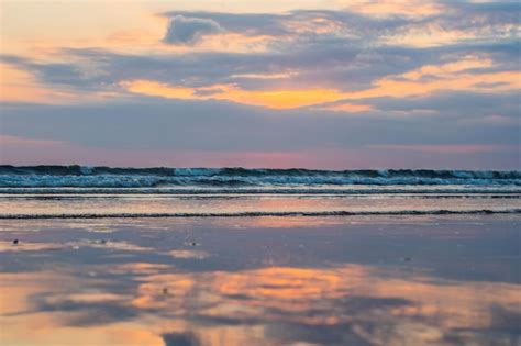 Puesta De Sol En La Playa De Kuta Con Reflejo En El Agua En La Isla De