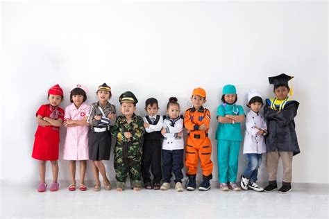 Niños Vestidos En Los Trajes De Diversas Profesiones Foto De Archivo