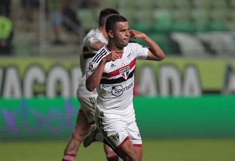 Duas Mudan As O S O Paulo Est Escalado Para Enfrentar O Botafogo