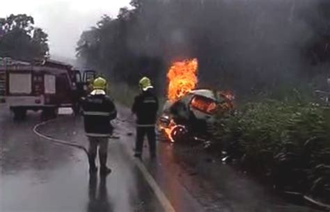 G Carros Batem De Frente Pegam Fogo E Deixam Sete Mortos Na Go