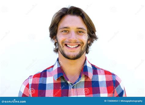 Hombre Joven Sonriente Con La Barba Que Se Opone Al Fondo Blanco Foto