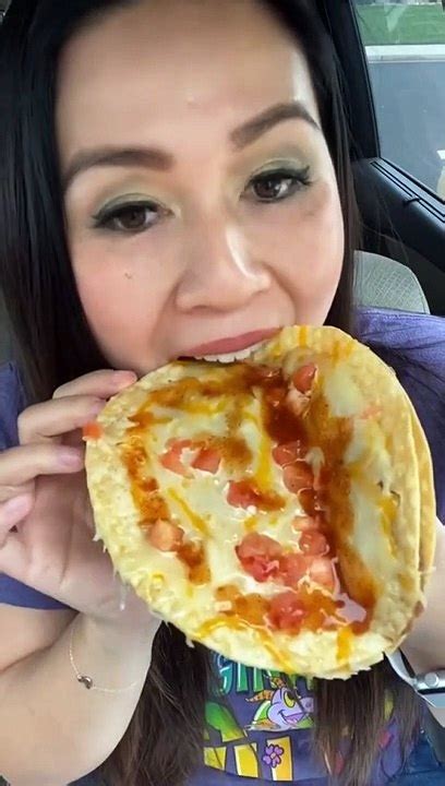 The Internet Goes Crazy For Taco Bell S Mexican Pizza Return Video