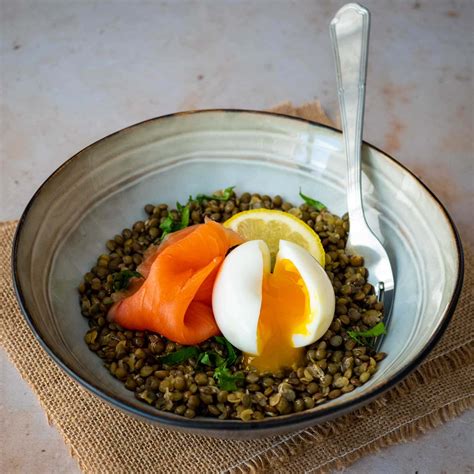 Salade de lentilles truite fumée oeuf mollet la cerise sur le maillot