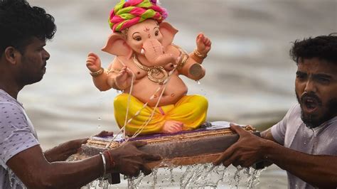 Ganesh Visarjan Devotees Bid Adieu To Lord Ganesh More Than 2100