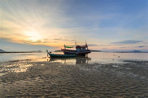 Amanecer En La Playa De Rawai En Phuket Tailandia Foto Premium