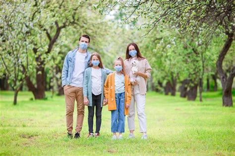 Familia Con M Scaras M Dicas Protectoras Para Prevenir El Virus Foto