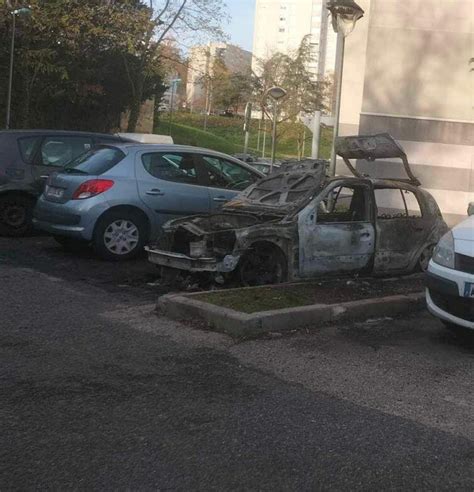 Givors Un V Hicule En Feu Rue Anne Franck