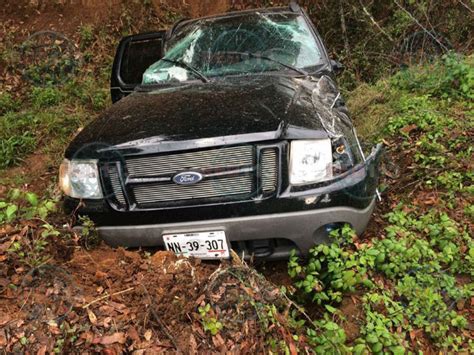 Madre Y Sus Dos Hijas Quedan Heridas Al Volcar Su Camioneta Red