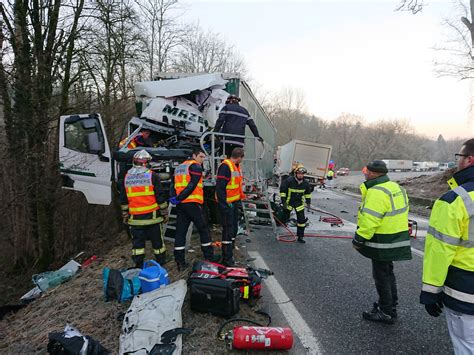 ACCIDENT Violent Choc Frontal Entre Deux Poids Lourds Les Deux