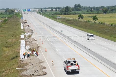 TANGGUL JALAN TOL ANTISIPASI BANJIR ANTARA Foto