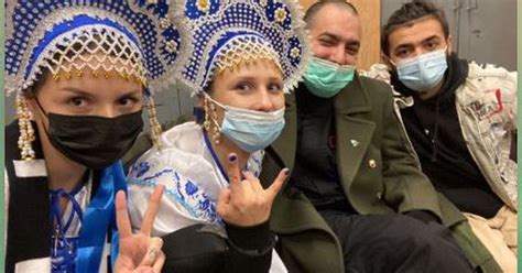 В Москве задержаны две участницы Pussy Riot в кокошниках Звезды