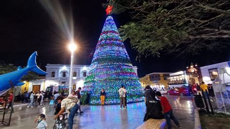 Trujillo Instalan árbol de navidad con luces en la plaza de armas