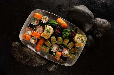 Gro Es Sushi Set Ein Gericht Der Japanischen K Che Sushi Rollen Mit