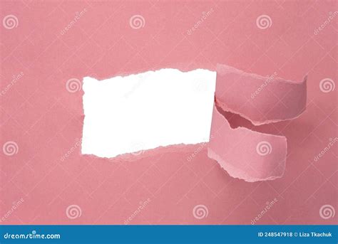 Buraco No Fundo Cor De Rosa De Papel Rasgado Para Design Foto De Stock