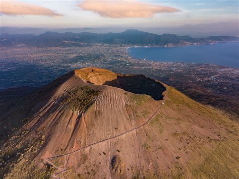 Turista Americano Si Avventura Sul Vesuvio E Cade Nel Cratere Per Un