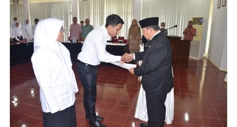 Sebanyak Pegawai Pppk Terima Sk Pengangkatan Dari Bupati Awr Top Satu