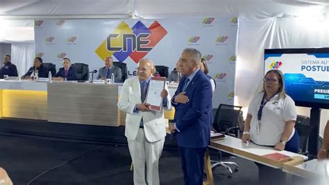 Luis Eduardo Martínez se postula como candidato presidencial ante el CNE