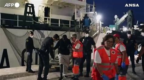 Migranti Sbarcate 518 Persone Alle Canarie Nelle Ultime 12 Ore Video