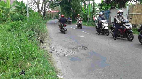 Warga Banjar Keluhkan Jalan Berlubang Bahayakan Pengguna Kendaraan