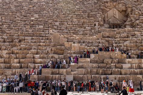 في مصر اكتشاف ممر خفي داخل الهرم الأكبر بالجيزة هل يؤدي إلى حجرة