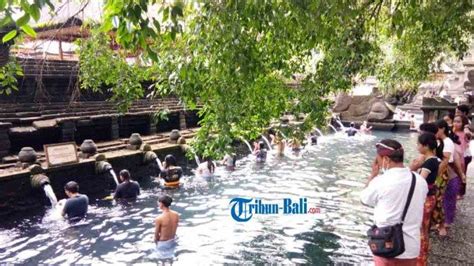 Destinasi Wisata Bali Melukat Di Pura Tirta Empul Tampak Siring