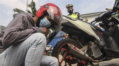 Pengendara Ini Dihukum Polisi Dengar Knalpot Motor Bising Miliknya