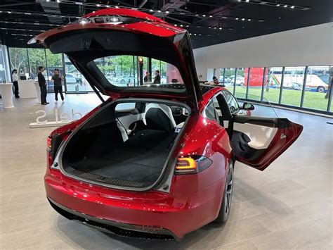 Tesla Model S Ultra Red 烈焰紅搶先看！同步 Model X 全台展間開放賞車 Teslaguru