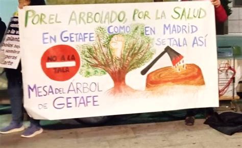 Un Centenar De Personas Se Concentran Frente Al Ayuntamiento De Getafe