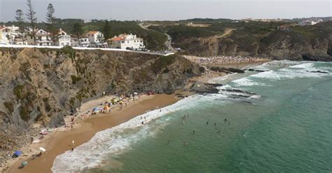 É proibido tomar banho na praia da Zambujeira do Mar A água está