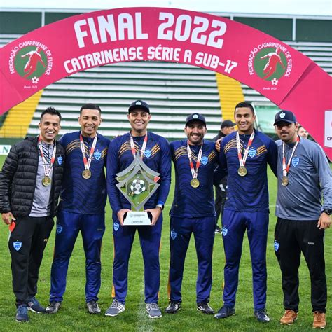 Campeão mundial ex goleiro Renan conquista primeiro título como