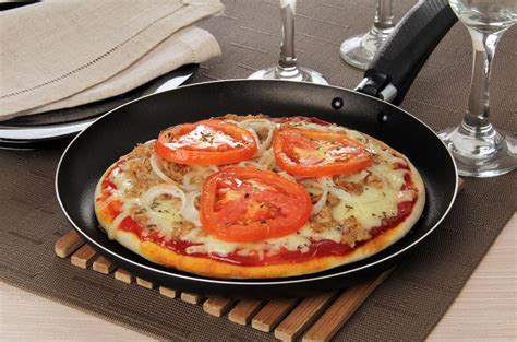 Pizza de frigideira 5 receitas econômicas e práticas Guia da Cozinha