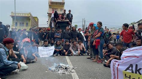 Demo Di Polda Sumut Ricuh Usai Foto Kapolda Dibakar Kumparan